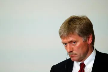 Sankce Západu jsou ekonomickou válkou, řekl mluvčí Kremlu Peskov. Ruská ekonomika prý zažívá šok