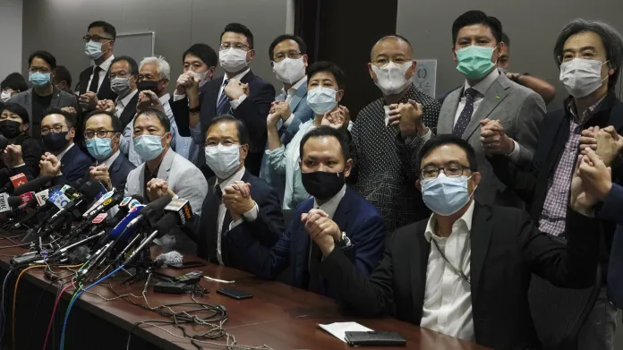 Devatenáct rezignujících opozičních poslanců v Hongkongu