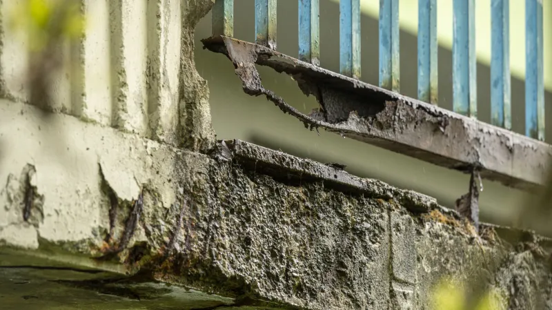 Lávka je v havarijním stavu