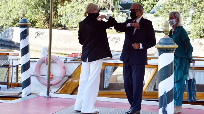 Cate Blanchettová se zdraví s ředitelem festivalu Albertem Barberou