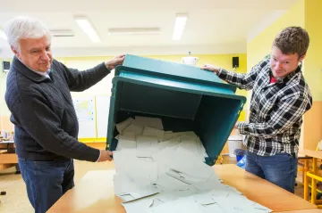 Kandidátky pro eurovolby už mají čísla. Vládním stranám určil los 30 a 7, jedničku získal KAN