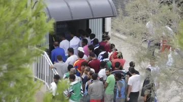 Přistěhovalci v táboře pro migranty na ostrově Lampedusa