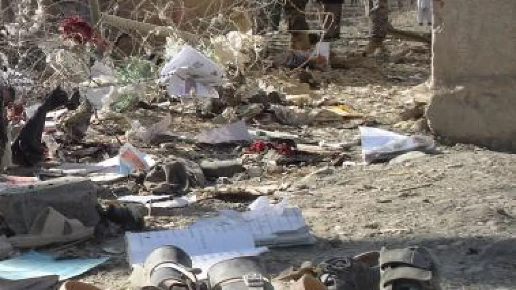 Následky sebevražedného atentátu v Afghánistánu