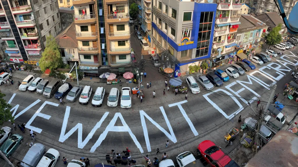 „Chceme demokracii“ hlásá nápis na ulici v Rangúnu