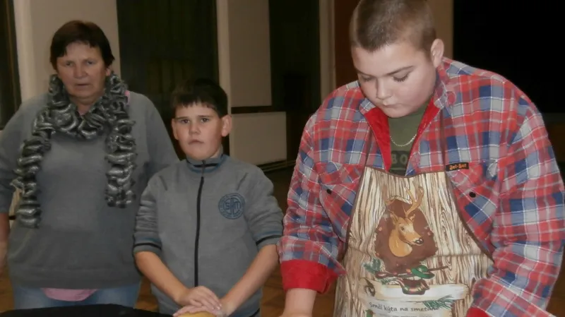 Pečení perníků v Košticích