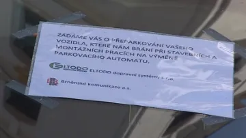 Brněnské komunikace umístily na sklo auta žádost o přeparkování