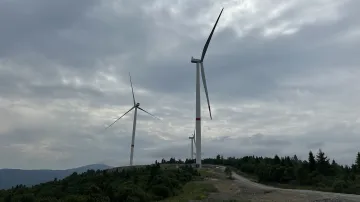 Stavba větrníků v Karpatech na západě Ukrajiny