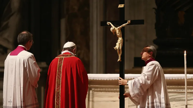 František vede velkopáteční liturgii