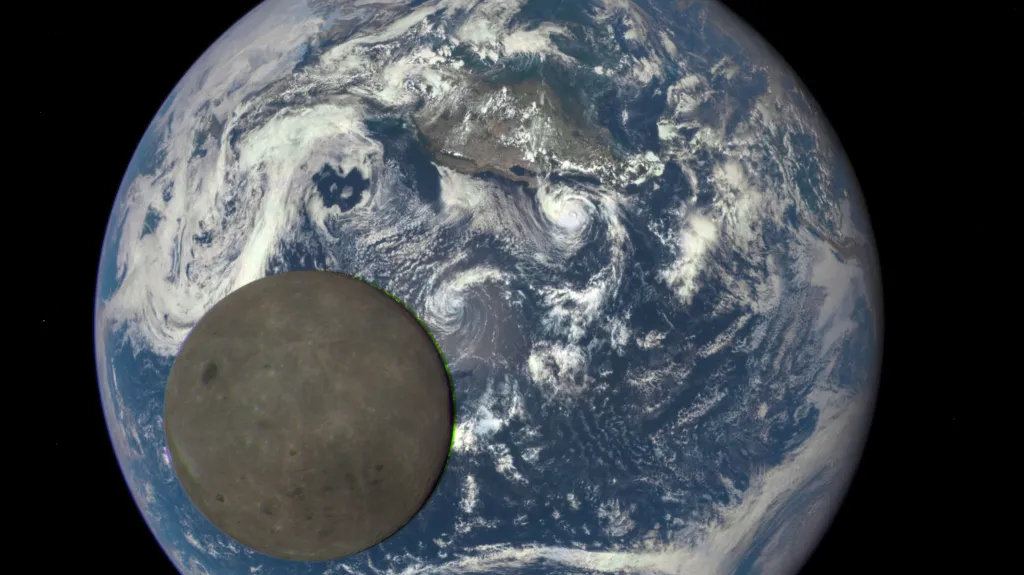 Snímek Země a Měsíce z družice DSCOVR
