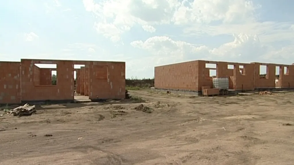 Dvanáct domů už má obvodové zdi