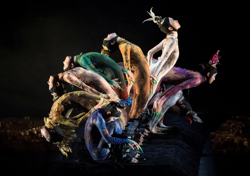 Čínská taneční skupina předvádí svůj „páví tanec“ v moskevském Velkém divadle
