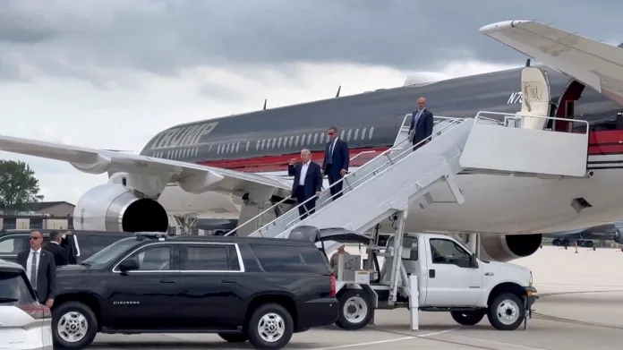 Donald Trump po příletu na letiště v Milwaukee