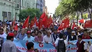 Peruánci protestují proti budování dolu Conga