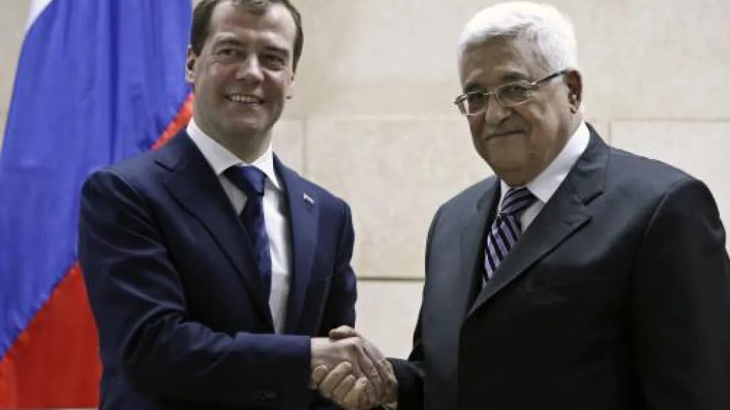 Dmitrij Medveděv s Mahmúdem Abbásem