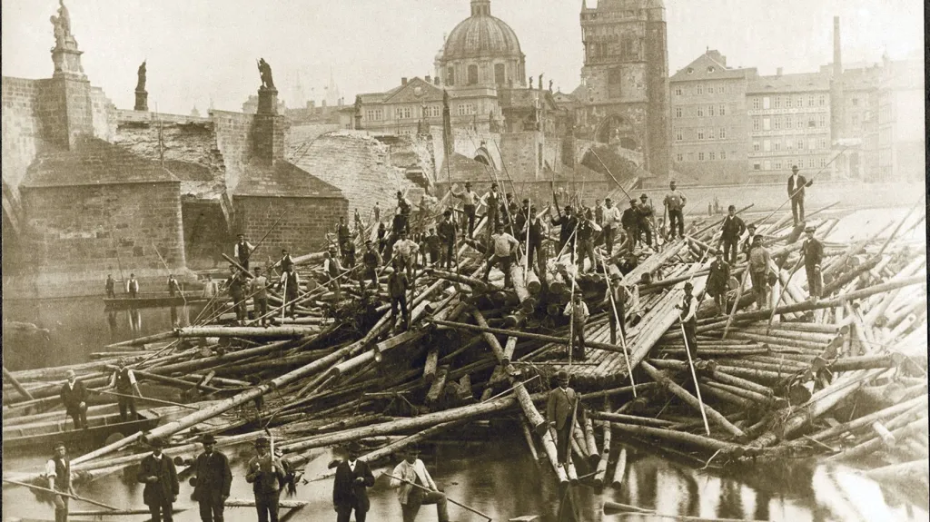 Karlův most po povodni v roce 1890