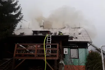 V CHKO Český ráj hořel penzion, zasahovali hasiči ze dvou krajů
