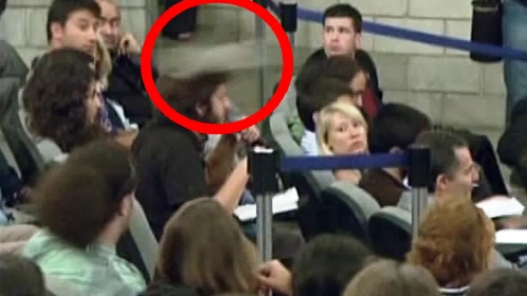 Bota letící na Dominiqua Strausse-Kahna