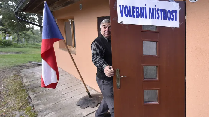 Volební místnost ve Vysoké Lhotě na Pelhřimovsku otevřel starosta František Plášil