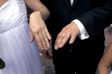 Tetování, kariéra, bydlení a nástrahy života. Manželské etudy přebírá generace 21. století