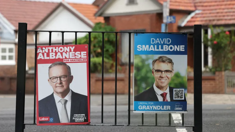 Volební plakáty labouristů a liberálů v Austrálii