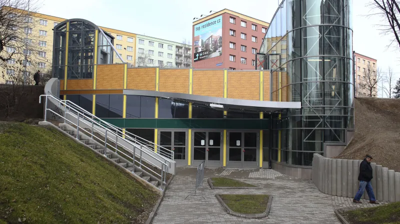 Vchod do vestibulu stanice metra Bořislavka pod Evropskou ulicí