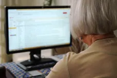 Starší lidé, kteří během lockdownu používali často internet, měli menší riziko deprese