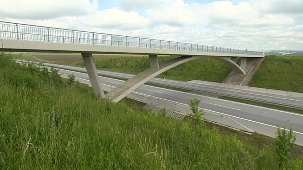 Most přes dálnici D1 u Velkých Albrechtic