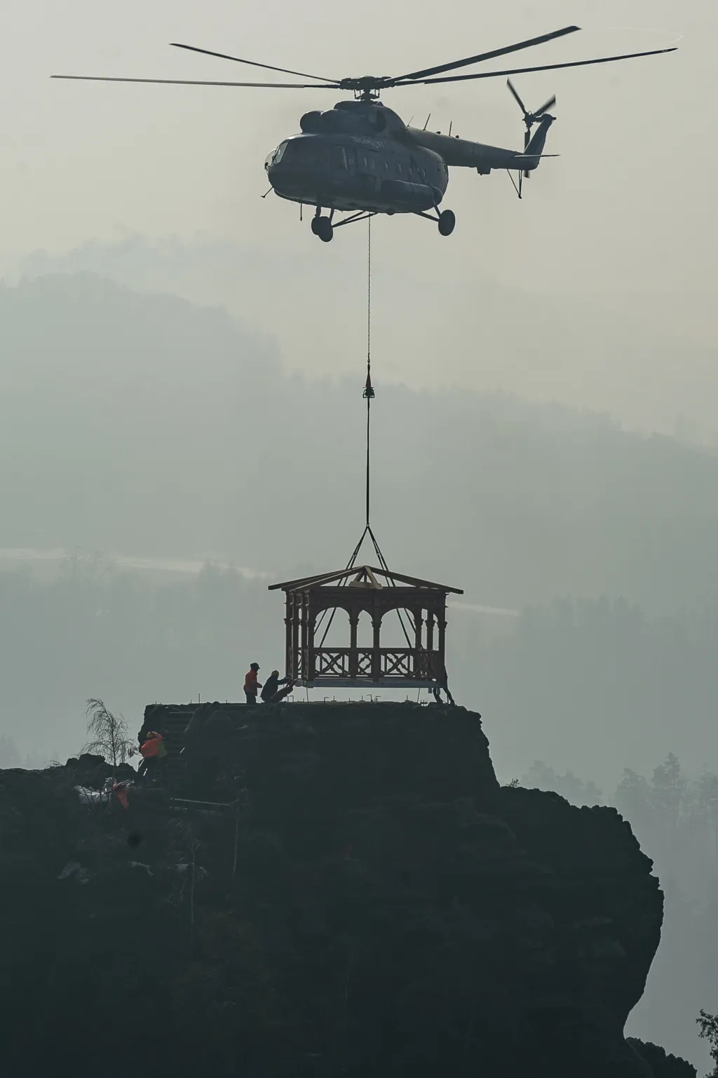 Vrtulník ozdobil romantickou vyhlídku z Mariiny skály v Českém Švýcarsku novým altánem