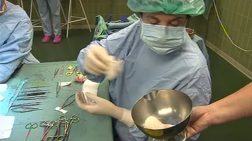 Chirurgové přišívají amputovaný prst