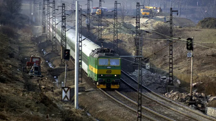 Snímek z r. 2003 zachycuje vlak EC Odra na staré trati u České Třebové, kterou záhy nahradila dlouhá přeložka vedená po estakádě.