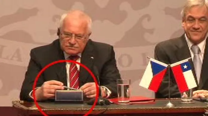 Václav Klaus si prohlíží protokolární pero