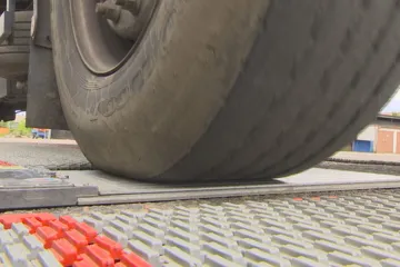 I když policie o přetížených kamionech ví, někdy vzniká problém, kde vážit