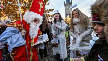 Sraz Mikulášů, čertů a andělů v centru Prahy