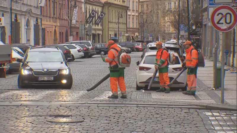 Úklidová četa v ulicích Prahy