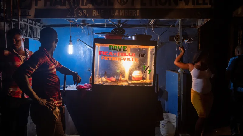 Stánek se smaženým kuřetem v ulicích Port-au-Prince