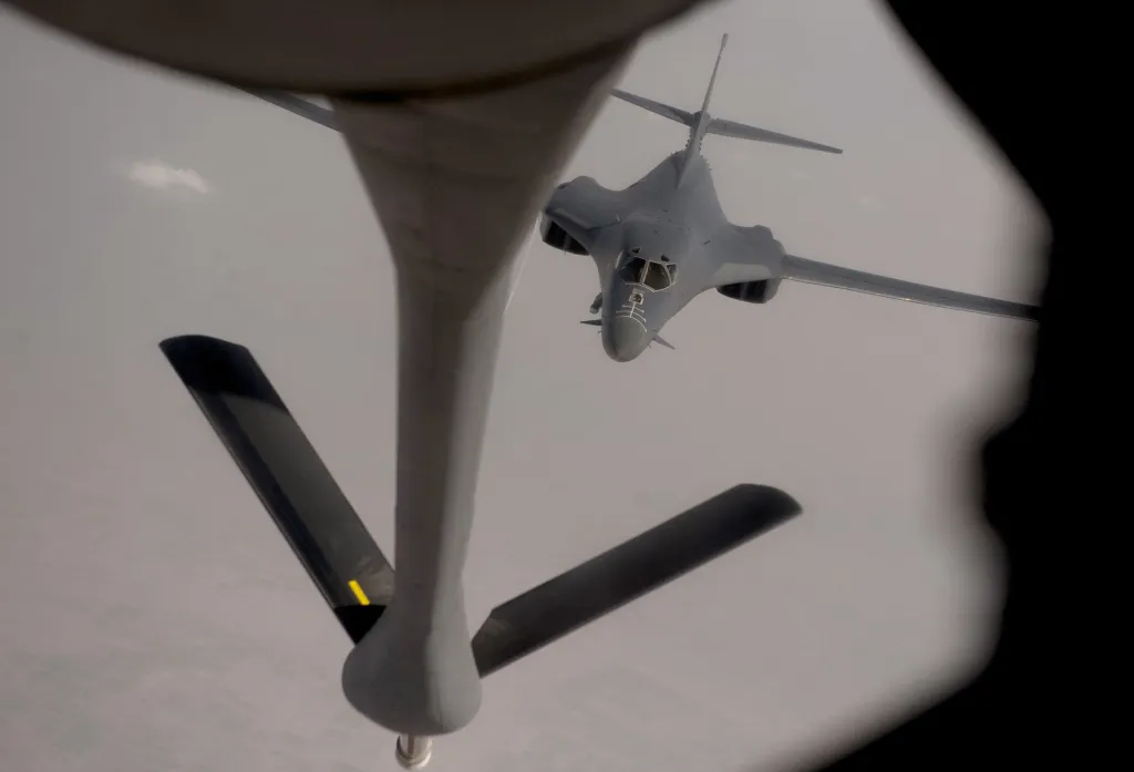 Americké bombardéry směřují do Norska, kde se účastní plánované polární mise
