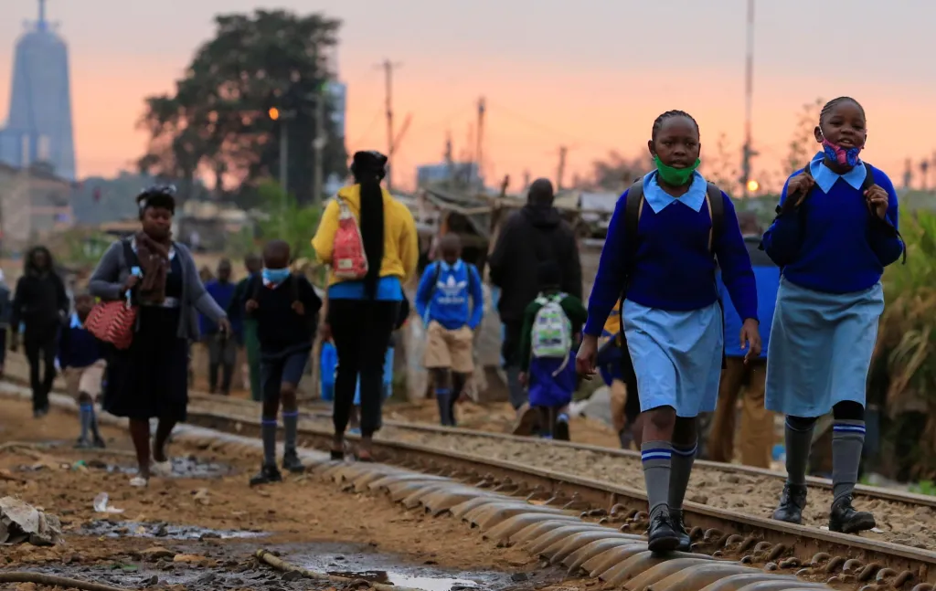 Děti se vracejí do školy v městské čtvrti Kibera v Nairobi, která je současně největším slumem v zemi, poté co promeškaly vzhledem k pandemii téměř celý školní rok