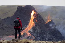 Ze sopky na Islandu opět vytryskla láva. Úřady evakuovaly místní i turisty