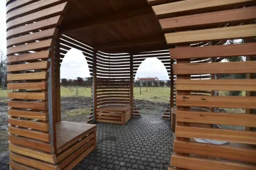 V ovocném sadu zámeckého parku v Holešově jsou nové stromy, altán a lavičky