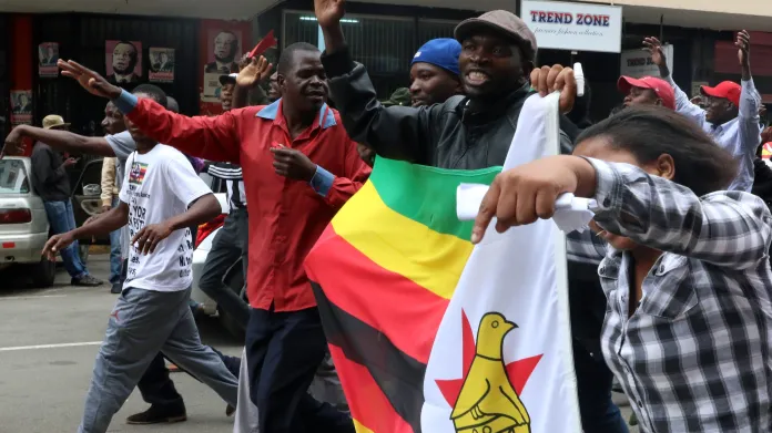 V Harare se oslavuje blížící se konec Mugabeho
