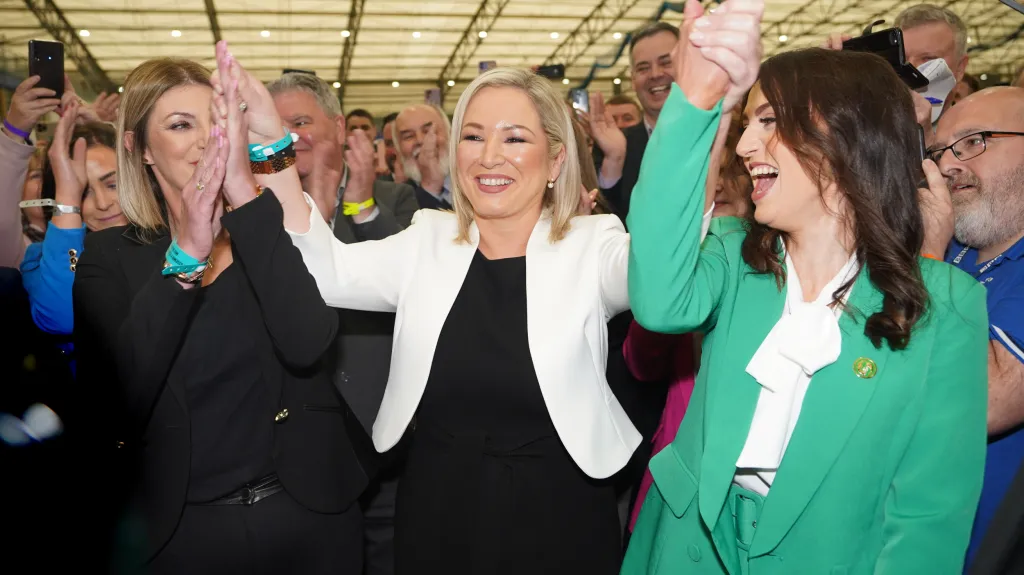 Místopředsedkyně Sinn Féin Michelle O'Neillová se raduje ze svého znovuzvolení