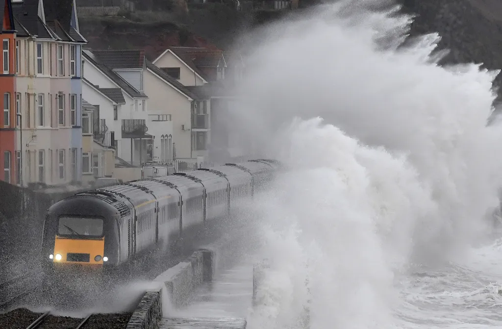 Velké vlny následkem silného větru na pobřeží jihovýchodní Británie