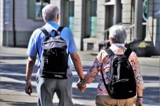 Zvyšování věku odchodu do důchodu se bude týkat i lidí, kterým je dnes 57 let, zjistila ČT