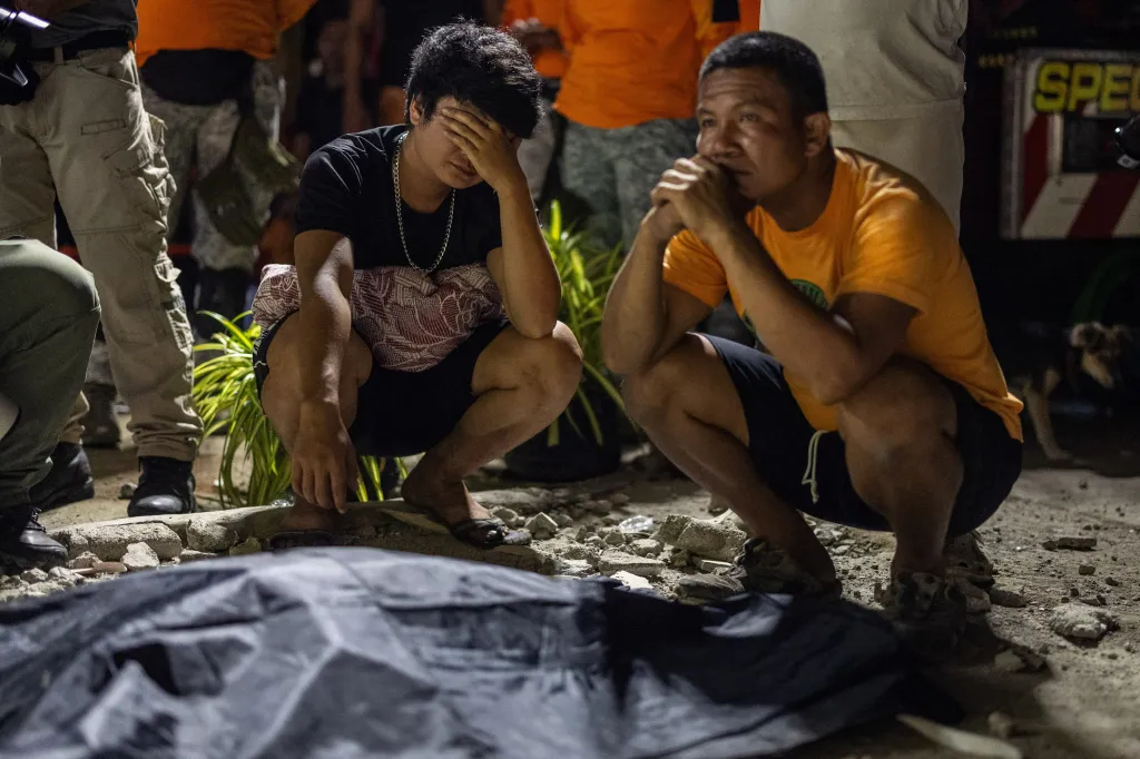 Filipínci truchlí po tragickém zemětřesení (1. října 2025)