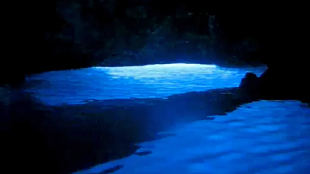 Modrá jeskyně na ostrově Biševo