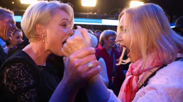 Místopředsedkyně Urška Klakočar Zupančičová a kandidátka Mojca Šetinc Pašeková z Hnutí Svoboda slaví volební úspěch