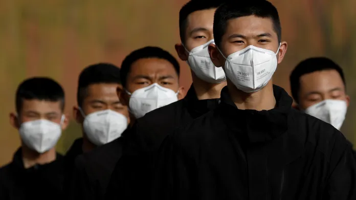 Číňané přivážejí infekci ze zahraničí, Francie asi prodlouží karanténu