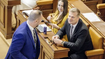 Poslanec za Motoristy Filip Turek (v černém)