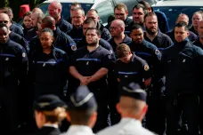 Francouzská policie pátrá po vězni na útěku. Dva dozorci jsou po smrti