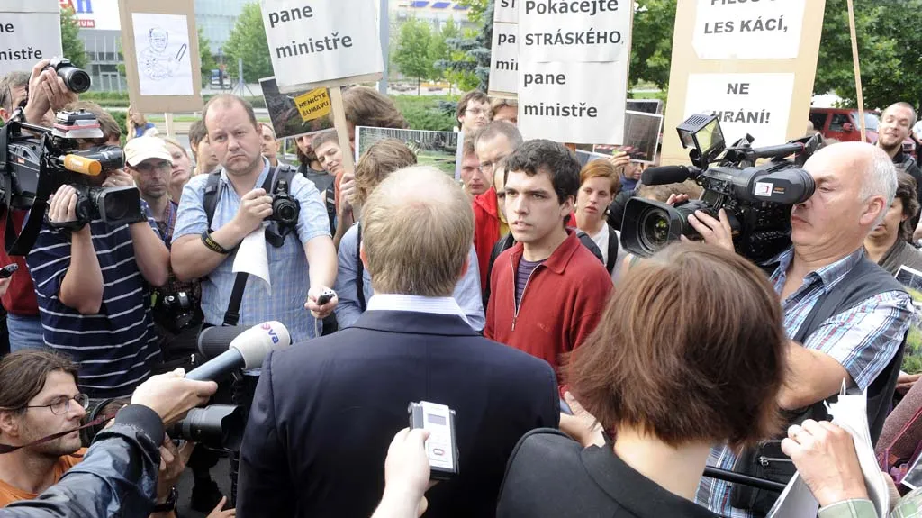 Demonstraci proti kácení na Šumavě